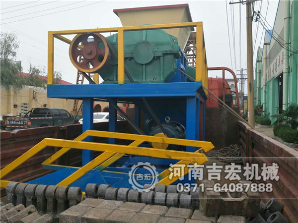 雙軸撕碎機發(fā)貨現場